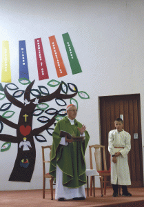 Cardinal John celebrates Mass in Italian at St Francis de Sales Church.